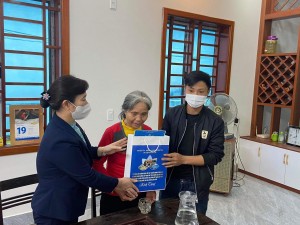 Huyên Nghi Lộc tặng quà cho thân nhân gia đình liệt sỹ hy sinh tại Cầu Cấm tại xã Nghi Long