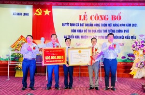 Lãnh đạo sở nông nghiệp và huyện Nghi Lộc trao bằng công nhân và phần thưởng cho xã Nghi Long đạt chẩn nông thôn mới nâng cao năm 2021